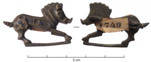 FIB-4184 - Fibule zoomorphe : sanglier
bronze
TPQ : 120 - TAQ : 260
Fibule en forme de sanglier courant à droite ; le corps est couvert de pastilles d'émail, l'encolure marquée de deux bandes guillochées parallèles ; barre horizontale entre les sabots ; charnière montée sur deux plaquettes au revers.