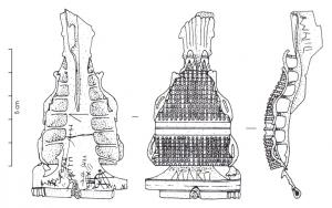 FIB-41858 - Fibule de type Sontheim
argent
TPQ : 100 - TAQ : 150
Fibule à arc foliacé, orné de lignes de grènetis serrées séparées par une bande transversale lisse; le pied élargi en triangle s'orne d'incisions en éventail.