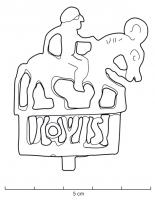 FIB-41865 - Fibule zoomorphe, groupe : cavalier IOVIS
bronze
TPQ : 75 - TAQ : 150
Fibule en forme de cheval monté par un cavalier ; le style, assez réaliste, évoque un voyageur marchant au pas; le cavalier bien proportionné tient les rênes, derrière lui une cape forme un arc de cercle rattaché à l'arrière-train de sa monture; la queue et les quatre pattes sont reliées par une barre rectiligne moulurée. Sous la barre de sol, inscription ajourée IOVIS. Porte-ardillon en plaque creusée d'une fente oblique.