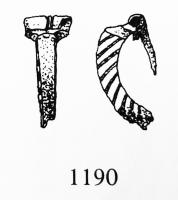 FIB-41866 - Fibule à charnière et arêtes niellées
bronze
TPQ : 40 - TAQ : 80
Fibule étamée dont l'arc de section rectangulaire vertical est caractérisé par un décor latéral d'arêtes niellées et une gorge profonde sommitale; décrochement net avant le pied inorné