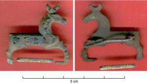 FIB-4188 - Fibule zoomorphe : cerf
bronze
TPQ : 120 - TAQ : 260
Fibule en forme de cerf marchant à droite, émaillé ; les bois se rejoignent au-dessus de la tête pour former une sorte de couronne dentelée ; dos rectiligne ; barre horizontale entre les sabots. Email réparti en une loge circulaire sur la croupe, et une ou plusiuers logettes allongées sur le corps et l'épaule, avec des carrés et cercles de couleurs alternées.