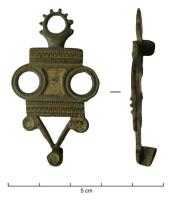 FIB-41944 - Fibule asymétrique
bronze, émail
TPQ : 100 - TAQ : 300
Fibule asymétrique, à arc central rectangulaire à bords concaves, découpés de deux disques latéraux ajourés. Sommet et base du corps décorés ; au centre, loge émaillée. La tête porte une couronne crénelée, dont la base recouvre une charnière à plaquettes moulées. Le pied est composé d'un triangle ajouré, pourvu aux angles de 3 disques émaillés périphériques.