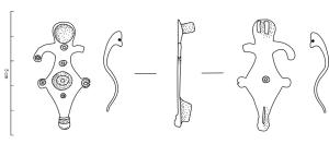 FIB-41951 - Fibule géométrique plate
bronze
TPQ : 30 - TAQ : 70
Fibule géométrique plate, étamée, à charnière à deux plaquettes sous l'arc. Ce dernier présente une tête arrondie creuse dotée de deux excroissances arquées. La partie centrale est de forme losangique avec, en son centre, une logette circulaire creuse pouvant, hypothétiquement, être ornée d'un insert. Trois autres logettes de forme plus réduite ornent l'axe vertical de la fibule, dont le pied est occupé par un bouton plat mouluré.