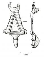 FIB-4199 - Fibule non symétrique émaillée avec anneaubronzeTPQ : 150 - TAQ : 300Fibule non symétrique, à décor émaillé, surmontée d'un anneau, ou peut-être seulement d'un croissant. Corps triangulaire creusé d'une seule loge d'émail, protubérances latérales aux angles inférieurs.