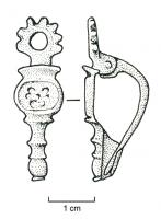 FIB-4200 - Fibule non symétrique émaillée avec anneaubronzeTPQ : 150 - TAQ : 300Fibule non symétrique, à décor émaillé, surmontée d'un anneau crénelé, ou non. Le corps comporte une logette circulaire ou ovale, creusée d'une seule loge d'émail, et se prolonge par des moulures transversales sur le pied, ou une tête de reptile stylisée.