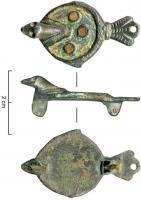 FIB-4213 - Fibule zoomorphe : oiseaubronzeTPQ : 150 - TAQ : 300Fibule zoomorphe émaillée dont l'arc est un cercle creusé d'une loge en champlevé dans laquelle sont isolés trois disques d'émail; la queue en éventail est marquée de petites incisions en arc de cercle, et percée d'un trou; la tête seule est en ronde-bosse.
Il existe une variante avec un corps rayonnant (Pécy, Le Chaufour).