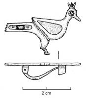 FIB-4214 - Fibule zoomorphe : paonbronzeTPQ : 150 - TAQ : 300Fibule zoomorphe émaillée, représentant un gallinacé (sans doute un paon) debout à droite; huppe sur la tête, corps creusé d'une loge d'émail, queue rectiligne émaillée ou marquée d'incisions en arcs de cercles ; corps  émaillé.