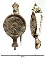 FIB-4219 - Fibule symétrique émaillée
bronze
TPQ : 150 - TAQ : 250
Fibule composée principalement d'un disque comportant une couronne émaillée et une étoile à 6 branches, également émaillée (cercles ocellés dans les intervalles); les extrémités sont symétriques et à têtes de reptiles.