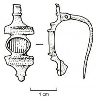 FIB-4243 - Fibule symétrique émaillée
bronze
TPQ : 100 - TAQ : 150
La fibule présente des motifs symétriques de part et d'autre d'un médaillon ovale orné d'émaux : motif en