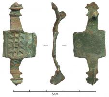 FIB-4244 - Fibule symétrique émaillée
bronze
TPQ : 80 - TAQ : 125
Fibule composée d'une plaque rectangulaire avec deux appendices symétriques terminés par des boutons, cachant la charnière d'un côté et le porte-ardillon de l'autre ; la plaque centrale est creusée, entre deux bandes lisses, de trois rangées de 5 logettes distinctes, de forme carrée et triangulaire, émaillées.