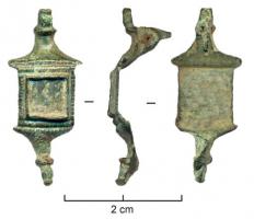 FIB-4246 - Fibule symétrique émaillée
bronze
TPQ : 100 - TAQ : 150
Fibule symétrique, de petite taille ; l'arc de forme rectangulaire comporte une loge carrée émaillée, dans un cadre mouluré et entre deux moulures transversales ; la tête et le pied, symétriques, sont constitués de simples boutons.