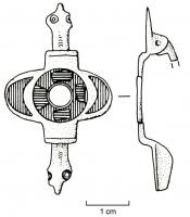 FIB-4250 - Fibule symétrique émaillée
bronze
TPQ : 100 - TAQ : 300
Fibule symétrique, le corps constitué d'un disque émaillé, creusé au centre, accosté de deux croissants eux aussi émaillés ; pied et tête symétriques, en forme de têtes de reptiles.