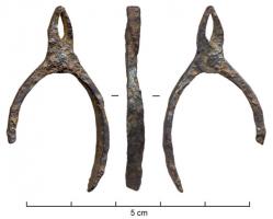 FIB-4253 - Fibule en forme de pince
fer
TPQ : 100 - TAQ : 350
Fibule en fer, en forme de pince : l'arc et l'ardillon se prolongent au-delà de la charnière pour reproduire les mors de cet outil de forgeron. L'arc peut être filiforme ou foliacé, et le pied peut se terminer en crosse repliée vers l'extérieur.