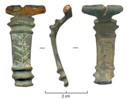 FIB-4255 - Fibule à arc bipartite 
bronze
TPQ : 50 - TAQ : 110
Fibule étamée à arc plat, orné soit d'incisions (souvent niellées) en arêtes de poisson, soit à décor poinçonné ou estampé ; moulures transversales vers le pied et vers la charnière.