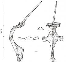 FIB-4269 - Fibule à protubérances latérales médianes
bronze
TPQ : 20 - TAQ : 70
Fibule de facture légère ; l'arc est le plus souvent occupé par une seule côte médiane guillochée, avec à mi-longueur deux petites protubérances latérales, qui donnent à l'arc un aspect losangique ; pied orné d'un bouton mouluré.