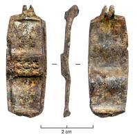 FIB-4271 - Fibule symétrique émaillée
bronze
TPQ : 50 - TAQ : 150
L'arc étamé, entouré d'une ligne de grènetis, porte un rectangle central orné de deux rangées de 3 étoiles à 6 branches. Vers la tête, 6 autres étoiles sont disposées sur deux colonnes, séparées par une ligne incisée en dents de scie ; décor identique sur le pied.