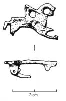 FIB-4283 - Fibule zoomorphe, groupe : cavalier
bronze
TPQ : 50 - TAQ : 100
Cavalier à droite; les rênes rejoignent le museau et forment une boucle sous la tête; la queue retombe souplement et les quatre pattes sont indiquées, les antérieures tendues pour évoquer la course; homme et monture sont simplement étamés, parfois rayés de nielle pour évoquer le harnais.