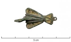 FIB-4284 - Fibule zoomorphe : oiseau
bronze
TPQ : 150 - TAQ : 300
Fibule zoomorphe émaillée, l'arc de forme triangulaire est creusé, sur les ailes, de deux loges en champlevé; la queue en éventail est creusée de 3 loges triangulaires émaillées, imbriquées, et suivie d'un anneau; la tête seule est en ronde-bosse.