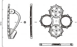 FIB-4302 - Fibule circulaire émaillée
bronze
TPQ : 150 - TAQ : 260
Fibule de forme non circulaire,  mais de composition rayonnante, sur plan carré : 4 cercles décorés de pâte de verre ou de millefiori sont identiques 2 par 2 (symétriquement) et délimitent un centre à 4 côtés concaves, également orné de millerfiori.