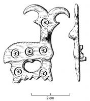 FIB-4326 - Fibule zoomorphe : bouquetin
bronze
TPQ : 150 - TAQ : 400
Fibule plate, représentant un bouquetin de profil à droite, la tête de face (un seul œil...), le tout très stylisé, corps couvert de cercles oculés ; seules deux pattes sont figurées.