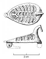 FIB-4329 - Fibule zoomorphe : oiseau
bronze
TPQ : 100 - TAQ : 400
Le corps du volatile est traité en ronde-bosse, le corps plat ou renflé très stylisé, couvert de logettes d'émail évoquant le mouvement des plumes à partir d'une ligne médiane, qui peut être lisse ou elle-même émaillée ; la tête est redressée ; l'aspect général est celui d'un anatidé.