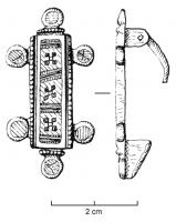 FIB-4335 - Fibule symétrique émaillée
bronze
TPQ : 100 - TAQ : 300
Fibule symétrique, le corps constitué d'un long rectangle émaillé, accosté de 6 disques émaillés sur le pourtour.