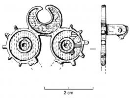 FIB-4336 - Fibule émaillée 
bronze
TPQ : 150 - TAQ : 260
Fibule de forme non circulaire,  mais de composition rayonnante, sur plan carré : composée ici de deux disques avec petits ergots sur le pourtour, avec au moins un croissant d'un côté (et peut-être son symétrique), tous éléments émaillés.