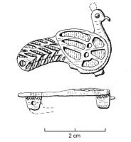 FIB-4355 - Fibule zoomorphe : paon
bronze
TPQ : 150 - TAQ : 300
Fibule zoomorphe émaillée, représentant un gallinacé (sans doute un paon) debout à droite; huppe sur la tête, corps creusé de plusieurs loges d'émail séparées par des points, queue allongée marquée d'incisions émaillées en chevrons.