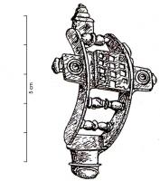 FIB-4359 - Fibule symétrique émaillée
bronze
TPQ : 60 - TAQ : 90
L'arc rectangulaire forme presque un arc de cercle, prolongé de chaque côté par des appendices symétriques, en forme de bouton ou de tête d'animal. L'arc est partiellement ajouré et orné d'une grande logette rectangulaire ou de plusieurs logettes triangulaires, rectangulaires, échancrées, etc. Des perles tubulaires, métalliques ou en verre, enfilées sur des axes transversaux complètent les zones ajourées.  Une riche décoration plastique orne généralement la fibule (lignes ondées, lignes guillochées, etc.).