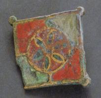 FIB-4384 - Fibule losangique émaillée
bronze
TPQ : 150 - TAQ : 250
Fibule plate, en forme de losange, la surface entièrement couverte de loges d'émail de forme géométrique.