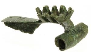 FIB-4389 - Fibule à ailettes de type atlantique
bronze
TPQ : -30 - TAQ : 100
Fibule à couvre-ressort et ailettes composées de deux groupes de trois nodosités divergentes (