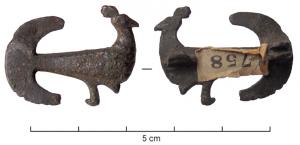 FIB-4394 - Fibule zoomorphe : paon
bronze
TPQ : 150 - TAQ : 300
Fibule zoomorphe non émaillée, représentant un paon, debout à droite, tête huppée (le plumage parfois indiqué de manière très stylisée par des traits horizontaux et des ocelles);  queue déployée en éventail, en forme d'ancre.