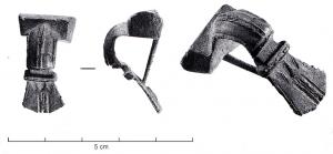 FIB-4397 - Fibule Feugère 18a1a
bronze
TPQ : -15 - TAQ : 10
Type à couvre-ressort quadrangulaire, arc trapu orné de cannelures, plaque triangulaire en queue de paon marquée de cannelures ou de cercles oculés.