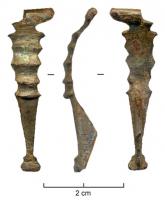 FIB-4399 - Fibule à charnière F.23c2
bronze
TPQ : 1 - TAQ : 150
Fibule à arc bipartite, la partie supérieure occupée par une succession de moulures ou de bulbes alternés ; pied triangulaire lisse, bouton sur le pied ; fibule étamée.