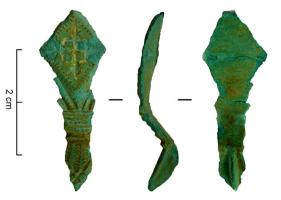 FIB-4400 - Fibule émaillée
bronze
TPQ : 60 - TAQ : 100
Fibule à charnière dont le corps losangique, à degrés guillochés, est orné de quatre logettes d'émail crénelées disposées en croix; pied en tête de reptile plus ou moins stylisée.