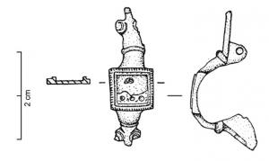 FIB-4401 - Fibule symétrique émaillée
bronze
TPQ : 70 - TAQ : 125
L'arc rectangulaire, étroit et à peine arqué (parfois plat), est prolongé de chaque côté par des appendices symétriques en forme de têtes de reptiles. Au centre, l'arc est aplati et carré, entre deux lignes en relief ondulées. Au centre, loge d'émaux composites, ou 4 feuilles émaillées crénelées disposées en croix,