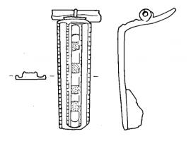 FIB-4412 - Fibule émaillée
bronze
TPQ : 100 - TAQ : 300
Fibule à arc rectangulaire creusé d'une unique loge émaillée, sans doute incrustée d'éléments de verre ou de millefiori, entouré de deux sillons.  Bouton au pied.