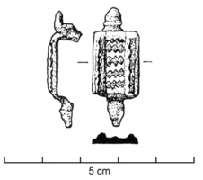 FIB-4416 - Fibule symétrique émaillée
bronze
TPQ : 60 - TAQ : 90
Fibule composée d'une plaque rectangulaire avec deux appendices symétriques terminés par des boutons coniques, cachant la charnière d'un côté et le porte-ardillon de l'autre ; la plaque centrale est creusée d'une superposition de logettes crénelées, émaillées; gorges et cannelures sur les côtés.