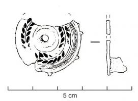 FIB-4420 - Fibule géométrique plate
bronze
TPQ : 60 - TAQ : 90
Fibule plate, dont la charnière disposée au revers comporte deux plaquettes coulées reliées par un axe en fer. Variante circulaire ornée d'une couronne niellée (