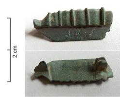 FIB-4428 - Fibule skeuomorphe : canif
bronze
TPQ : 100 - TAQ : 260
Fibule en forme de canif refermé : le manche comporte trois bulbes séparés par des moulures transversales, et on observe à l'autre extrémité le décrochement caractéristique qui permet de bloquer la lame pliante en position ouverte.