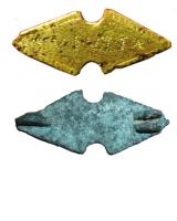 FIB-4429 - Fibule inscrite en forme de foudre