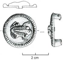 FIB-4440 - Fibule à sujet zoomorphe riveté : grenouille
bronze
TPQ : 50 - TAQ : 100
Broche circulaire avec une moulure sur le pourtour, encochée de traits de nielle; au centre, motif riveté en forme de grenouille, également ornée de traits niellés.