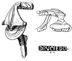 FIB-4455 - Fibule type Kragenfibel, var. Trévire
bronze
TPQ : -75 - TAQ : -40
Fibule composite, à corde externe, griffe et plaquettes, arc triangulaire interrompu par un disque perpendiculaire serti, pied allongé et porte-ardillon allongé; un masque humain orne la tête de l'arc.