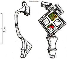 FIB-4461 - Fibule émaillée 
bronze
TPQ : 100 - TAQ : 150
Fibule à corps losangique, creusé de quatre loges émaillées de même forme, avec une bordure guillochée; pied terminé par ou un bouton.