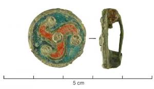 FIB-4465 - Fibule circulaire émaillée
bronze
TPQ : 100 - TAQ : 300
Broche circulaire dont la face externe est creusée d'une loge émaillée, avec en réserve un triscèle également émaillé; en réserve, 1 point central et 3 points autour ou aux pointes du triscèle.