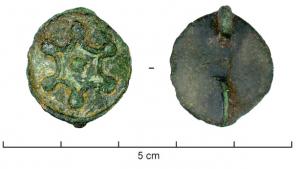 FIB-4473 - Fibule circulaire émaillée
bronze
TPQ : 150 - TAQ : 300
Fibule circulaire pleine, décor émaillé constitué d'un fleuron à 6 branches (extrémités en gouttes émaillées) autour d'un disque central.