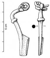 FIB-4495 - Fibule à arc coudé, Knickfibel Riha 2.6
bronze
TPQ : 1 - TAQ : 50
Arc massif, coudé à la tête et interrompu à mi-longueur par un bulbe massif; porte ardillon trapézoïdal plein; ressort protégé par des plaquettes, bilatéral à 6 spires, corde externe et griffe.