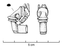 FIB-4499 - Fibule Böhme 35
bronze
TPQ : 75 - TAQ : 150
Arc coulé et trapu, interrompu par une grosse moulure transversale, porte-ardillon rectangulaire plus haut que large; tête de l'arc évasée en trompette, couvrant un ressort long.