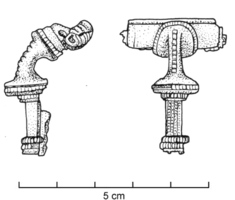 FIB-4500 - Fibule Almgren gr. IV
bronze
TPQ : 100 - TAQ : 150
Arc coulé, massif, interrompu par une grosse moulure transversale; décor longitudinal perlé; tête évasée et plaquettes couvrant un long ressort.