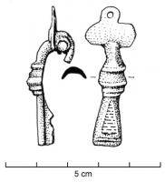FIB-4507 - Fibule Böhme 18
bronze
TPQ : 125 - TAQ : 200
Fibule arquée avec un nodule mouluré (creux par dessous). Plaque de tête en demi-cercle surmontée d'un anneau. Pied triangulaire ou trapézoïdal orné d'une ou plusieurs logettes émaillées.